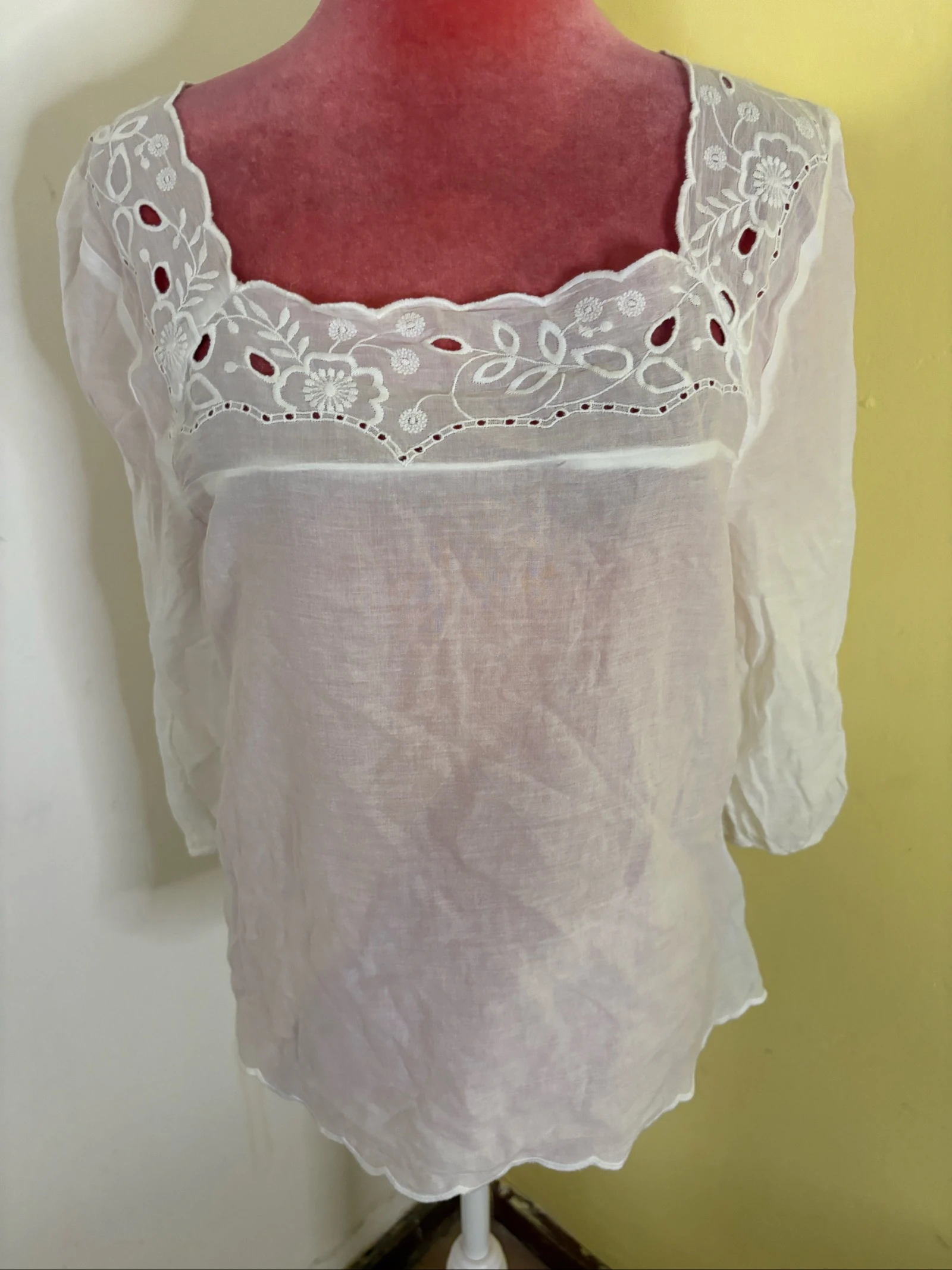 Blusa Branca Romântica com Bordado Inglês - Decote Quadrado 